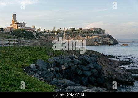 Blick auf das Luxushotel Castello Tafuriin, die kleine Küstenstadt Portopalo di Capo Passero in Südostsizilien, Italien. Foto: Sam Mellish Stockfoto