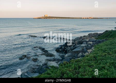 Blick auf die Insel Capopassero von der kleinen Küstenstadt Portopalo di Capo Passero in Südostsizilien, Italien. Foto: Sam Mellish Stockfoto