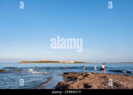 Blick auf die Insel Capopassero von der kleinen Küstenstadt Portopalo di Capo Passero in Südostsizilien, Italien. Foto: Sam Mellish Stockfoto