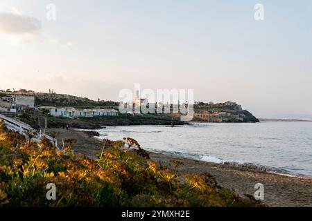 Blick auf das Luxushotel Castello Tafuriin, die kleine Küstenstadt Portopalo di Capo Passero in Südostsizilien, Italien. Foto: Sam Mellish Stockfoto