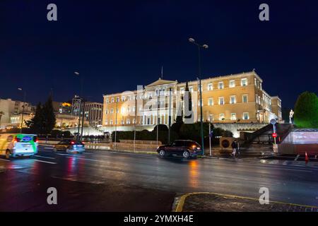 Athen, Griechenland - 26. November 2021: Der Syntagma-Platz ist der zentrale Platz von Athen, der sich vor dem alten Königspalast aus dem 19. Jahrhundert befindet, in dem sich der Gree befindet Stockfoto