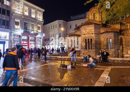 Athen, Griechenland - 26. November 2021: Die Kirche Panagia Kapnikarea ist eine griechisch-orthodoxe Kirche und eine der ältesten Kirchen in Athen. Stockfoto