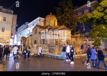 Athen, Griechenland - 26. November 2021: Die Kirche Panagia Kapnikarea ist eine griechisch-orthodoxe Kirche und eine der ältesten Kirchen in Athen. Stockfoto