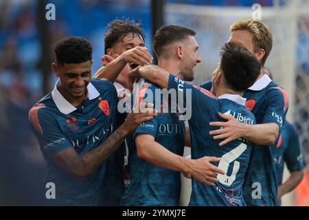 Paddington, Australien. November 2024. Das Brisbane Roar Team feiert ein Tor während des fünften Spiels der Isuzu UTE A-League 2024-25 zwischen Brisbane Roar FC und Adelaide United FC im Allianz Stadium. Endergebnis Adelaide United FC 3:2 Brisbane Roar FC. (Foto: Luis Veniegra/SOPA Images/SIPA USA) Credit: SIPA USA/Alamy Live News Stockfoto