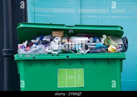 Abfall und Abfall steigen, nicht gesammelt aufgrund von Arbeiterstreiks Stockfoto