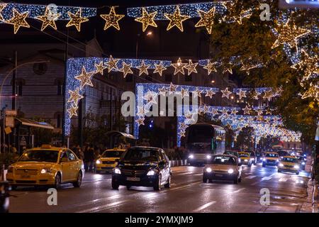 Athen, Griechenland - 26. November 2021: Autos im Nachtverkehr im Zentrum von Athen, der Hauptstadt Griechenlands. Stockfoto