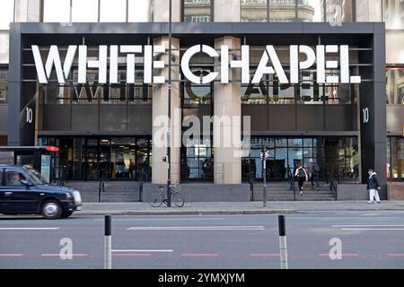 Schwarzes Taxi auf der Whitechapel Road vor dem White Chapel Gebäude an der 10 Whitechapel High Street in East London E1 England UK 2024 KATHY DEWITT Stockfoto