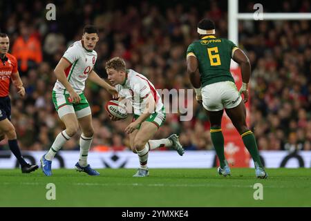 Cardiff, Großbritannien. November 2024. Sam Costelow aus Wales macht eine Pause. Wales gegen Südafrika, 2024 Spiel der Autumn Nations im Principality Stadium in Cardiff am Samstag, 23. November 2024. bild von Andrew Orchard/Andrew Orchard Sportfotografie/Alamy Live News Credit: Andrew Orchard Sportfotografie/Alamy Live News Stockfoto