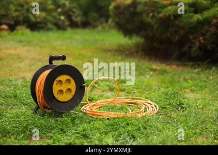 Verlängerungskabel auf grünem Gras im Freien Stockfoto