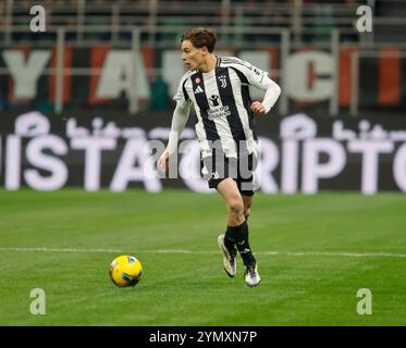 Mailand, Italien. November 2024. Kenan Yildiz von Juventus FC während der italienischen Serie A, Fußballspiel zwischen AC Milan und Juventus FC am 23. November 2024 im San Siro Stadion, Mailand, Italien Credit: Nderim Kaceli/Alamy Live News Stockfoto