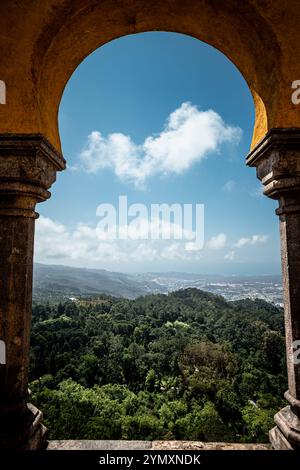 Bewaldete Hügel und Himmel durch Pena Palace Arch - Sintra, Portugal Stockfoto