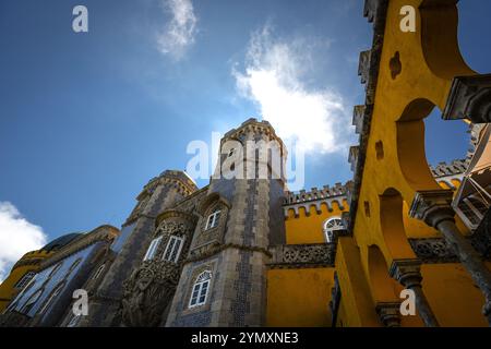 Architektonische Details der Pena Palace Fassade an einem Sommertag - Sintra, Portugal Stockfoto