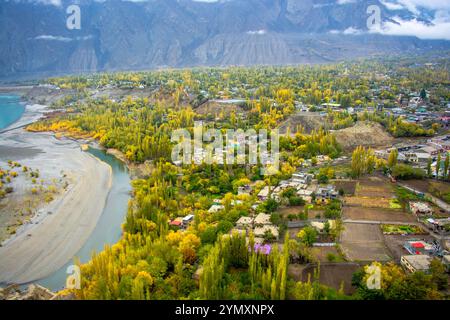 Luftaufnahme eines Dorfes in den Karakorum Bergen im Herbst Stockfoto