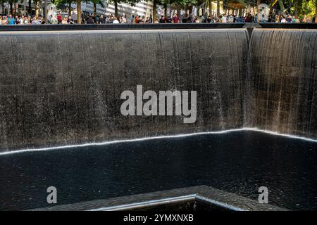 Wasserfall in das WTC Footprint Memorial Pools „Reflecting Abwesenheit“ im National September 11 Memorial, Lower Manhattan, NYC Stockfoto