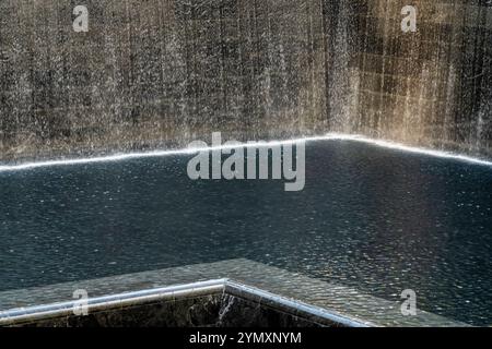 Wasserfall in das WTC Footprint Memorial Pools „Reflecting Abwesenheit“ im National September 11 Memorial, Lower Manhattan, NYC Stockfoto