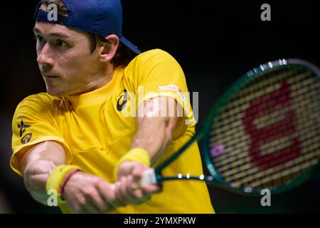 Malaga, Spanien. November 2024. MALAGA, SPANIEN - 23. NOVEMBER: Alex de Minaur vom Team Australia sieht in seinem Einzelspiel gegen Jannik Sinner vom Team Italien im Halbfinale zwischen Italien und Australien beim Davis Cup Finale im Palacio de Deportes Jose Maria Martin Carpena am 23. November 2024 in Malaga, Spanien, an. (Foto von Francisco Macia/Photo Players Images/Magara Press) Credit: Magara Press SL/Alamy Live News Stockfoto