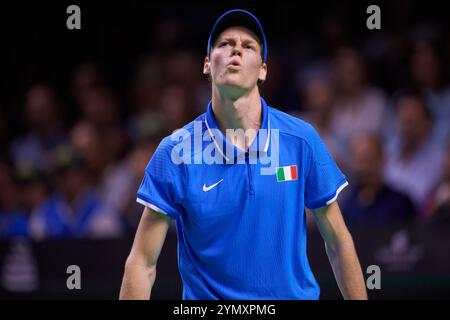 Malaga, Spanien. November 2024. MALAGA, SPANIEN - 23. NOVEMBER: Jannik Sinner vom Team Italy sieht in seinem Einzelspiel gegen Alex de Minaur vom Team Australia im Halbfinale zwischen Italien und Australien beim Davis Cup Finale im Palacio de Deportes Jose Maria Martin Carpena am 23. November 2024 in Malaga, Spanien, an. (Foto von Francisco Macia/Photo Players Images/Magara Press) Credit: Magara Press SL/Alamy Live News Stockfoto