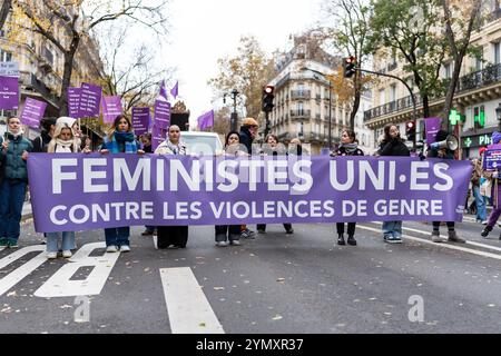 Paris, Frankreich. November 2024. Demonstranten halten ein Banner mit der Aufschrift " Feministen United Against Gender Violence" während eines Protestes zur Verurteilung der Gewalt gegen Frauen, der zwei Tage vor dem internationalen Tag zur Beseitigung der Gewalt gegen Frauen in Paris am 23. November 2024 von feministischen Organisationen aufgerufen wurde. Foto: Alexis Jumeau/ABACAPRESS. COM Credit: Abaca Press/Alamy Live News Stockfoto