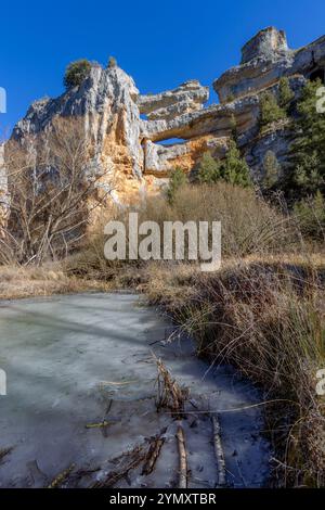 Rio Lobos Canyon, Eisfluss im Winter. Romanische Kirche St. Bartolome. Soria, Castilla y Leon, Spanien Stockfoto