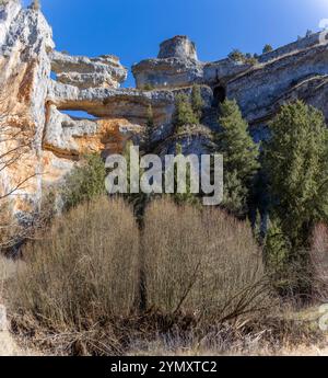 Rio Lobos Canyon, Eisfluss im Winter. Romanische Kirche St. Bartolome. Soria, Castilla y Leon, Spanien Stockfoto