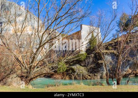 Rio Lobos Canyon, Eisfluss im Winter. Romanische Kirche St. Bartolome. Soria, Castilla y Leon, Spanien Stockfoto