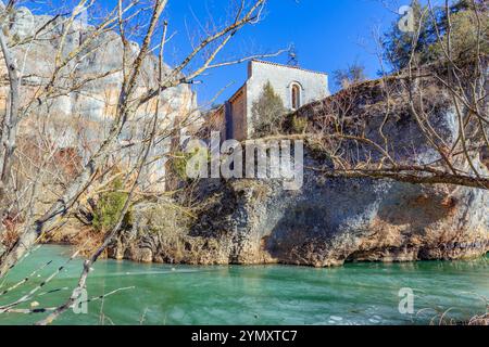 Rio Lobos Canyon, Eisfluss im Winter. Romanische Kirche St. Bartolome. Soria, Castilla y Leon, Spanien Stockfoto