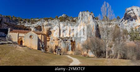 Rio Lobos Canyon, Eisfluss im Winter. Romanische Kirche St. Bartolome. Soria, Castilla y Leon, Spanien Stockfoto