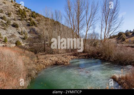 Rio Lobos Canyon, Eisfluss im Winter. Romanische Kirche St. Bartolome. Soria, Castilla y Leon, Spanien Stockfoto