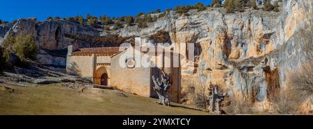 Rio Lobos Canyon, Eisfluss im Winter. Romanische Kirche St. Bartolome. Soria, Castilla y Leon, Spanien Stockfoto