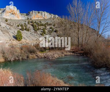 Rio Lobos Canyon, Eisfluss im Winter. Romanische Kirche St. Bartolome. Soria, Castilla y Leon, Spanien Stockfoto