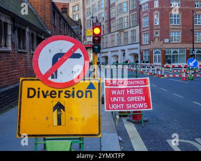 Umleitungsschild und vorübergehende Ampel, Westminster, London, Großbritannien Stockfoto