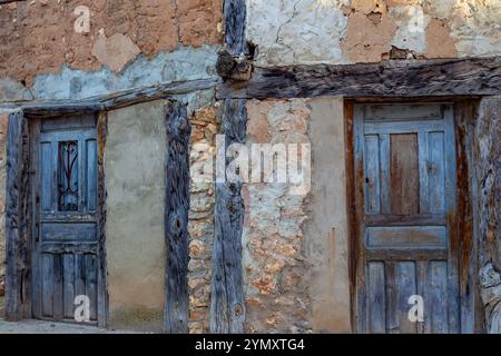 Rio Lobos Canyon, Eisfluss im Winter. Romanische Kirche St. Bartolome. Soria, Castilla y Leon, Spanien Stockfoto