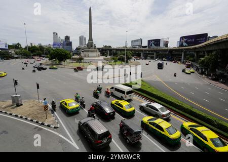 Bangkok, Thailand - 25. Juni 2023: Fahrer fahren am berühmten Victory Monument vorbei. Stockfoto