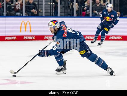 Tobias Rieder (EHC Red Bull Muenchen, #8) war wieder zurueck im Lineup. GER, EHC Red Bull München vs. Augsburger Panther, Eishockey, DEL, 19. Spieltag, Saison 2024/2025, 23.11.2024. Foto: Eibner-Pressefoto/Heike Feiner Stockfoto