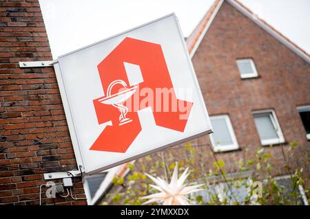 Emden, Deutschland. November 2024. Das Schild für öffentliche Apotheken hängt an einer Mauer im Stadtzentrum. Quelle: Hauke-Christian Dittrich/dpa/Alamy Live News Stockfoto