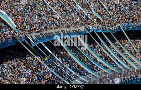 Argentiniens Racing Club-Fans jubeln ihr Team vor dem Schlussspiel der CONMEBOL Copa Sudamericana gegen den brasilianischen Cruzeiro im La Nueva Olla-Stadion in Asuncion, Paraguay, am 23. November 2024 an. Stockfoto