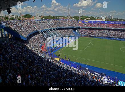 Argentiniens Racing Club-Fans jubeln ihr Team vor dem Schlussspiel der CONMEBOL Copa Sudamericana gegen den brasilianischen Cruzeiro im La Nueva Olla-Stadion in Asuncion, Paraguay, am 23. November 2024 an. Stockfoto