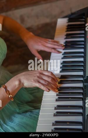 Nahaufnahme von weiblichen Händen, die anmutig Klavier spielen Stockfoto