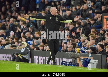 Liverpool, Großbritannien. November 2024. Sean Dyche, Manager von Everton, reagiert am 23. November 2024 beim Spiel der englischen Premier League von Everton FC gegen Brentford FC im Goodison Park, Liverpool, England, Großbritannien Credit: Every Second Media/Alamy Live News Stockfoto