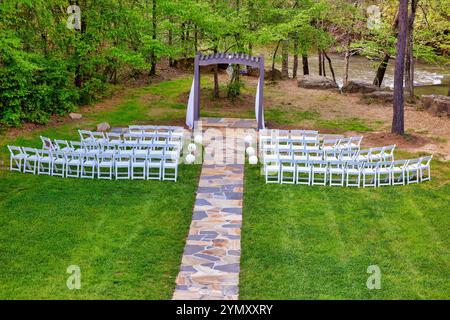 Vorbereitung auf Hochzeiten am Fluss mit malerischer natürlicher Kulisse Stockfoto