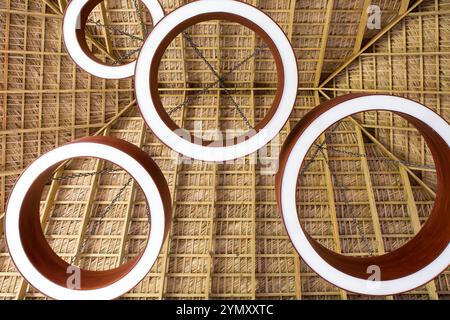 Abstrakte Weiße Lichtringe Unter Dem Dach – Futuristischer Decken-Design-Hintergrund Stockfoto