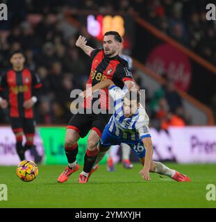 Bournemouth, Großbritannien. November 2024. Bournemouth, England, 23. November 2024: Brighton & Hove Albions Yasin Ayari (rechts) wird im Vitality Stadium in Bournemouth, England, im Premier League-Spiel zwischen Bournemouth und Brighton & Hove Albion von Bournemouth (links) besiegt. (David Horton/SPP) (David Horton/SPP) Credit: SPP Sport Press Photo. /Alamy Live News Stockfoto