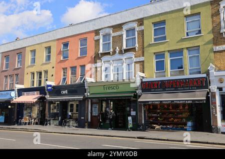 Pastellfarben über Ladenfronten an der Leyton High Road, NE London, Großbritannien Stockfoto