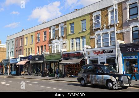 Pastellfarben über Ladenfronten an der Leyton High Road, NE London, Großbritannien Stockfoto