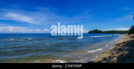 Meer und Strand in Playa Punta Uva in Costa Rica. Punta Uva Beach liegt an der südlichen Karibikküste Costa Ricas. Stockfoto