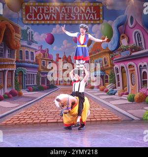 Freizeit- und Unterhaltungskünstler, die als Clowns gekleidet sind, treten auf der Bühne während des Internationalen Clown Festivals in Chennai auf. Die Clowns, die INDIEN besucht haben, sind: Timmy Bond, Toto, Benji, Maggie, EZ, Kozee, Sparky, Sam Tee, Puff, Dee Dee, mr. Stripes, Kristy, Racie, Bubbels, mr Parks, Kiwi, La Ditzy, Rollo, Lolo, Patty, jojo, Nellie Bellie, Anaspitos, Shell, Chase, Skiddles, Lovely Buttons, Circus jonathan, Circus mike, Captain, Dazzle, Rone, Gigi, Toppo, Sleepy, Jenny, Ginger, Punchinellos. Chennai Indien Copyright: XSeshadrixSukumarx Stockfoto