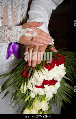 Hände von Brautpaten, Ringen und Hochzeitsgesellschaft Stockfoto