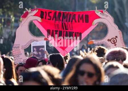 Rom, Italien, 23. November 2024. Demonstranten nehmen an einer Demonstration anlässlich des Internationalen Tages zur Beseitigung der Gewalt gegen Frauen Teil. Quelle: Riccardo De Luca - Update Images/Alamy Live News Stockfoto