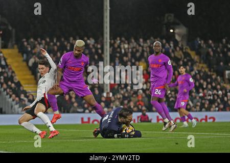 London, Großbritannien. November 2024. London, 23. November 2024: Torhüter Jose Sa von Wolverhampton Wanderers sammelt den Ball, den Teamkollege Mario Lemina von Wolverhampton Wanderers während des Premier League-Spiels zwischen Fulham und Wolverhampton Wanderers am 23. November 2024 in London verteidigt hat. (Pedro Soares/SPP) Credit: SPP Sport Press Photo. /Alamy Live News Stockfoto