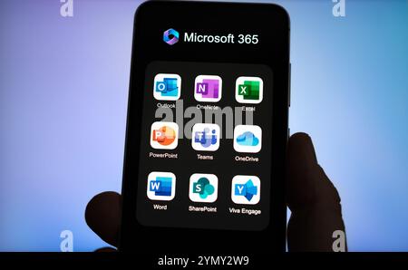 Microsoft 365 wird auf einem Mobilgerät angezeigt Stockfoto